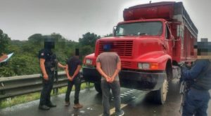 Rescatan a cien migrantes, 32 son menores de edad