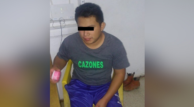 Se mete con todo y camioneta a un domicilio en Cazones