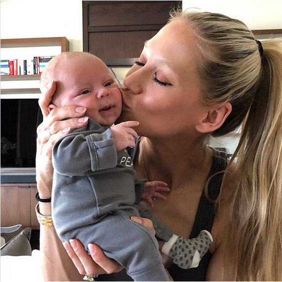 Anna Kournikova y la tierna foto con uno de sus mellizos