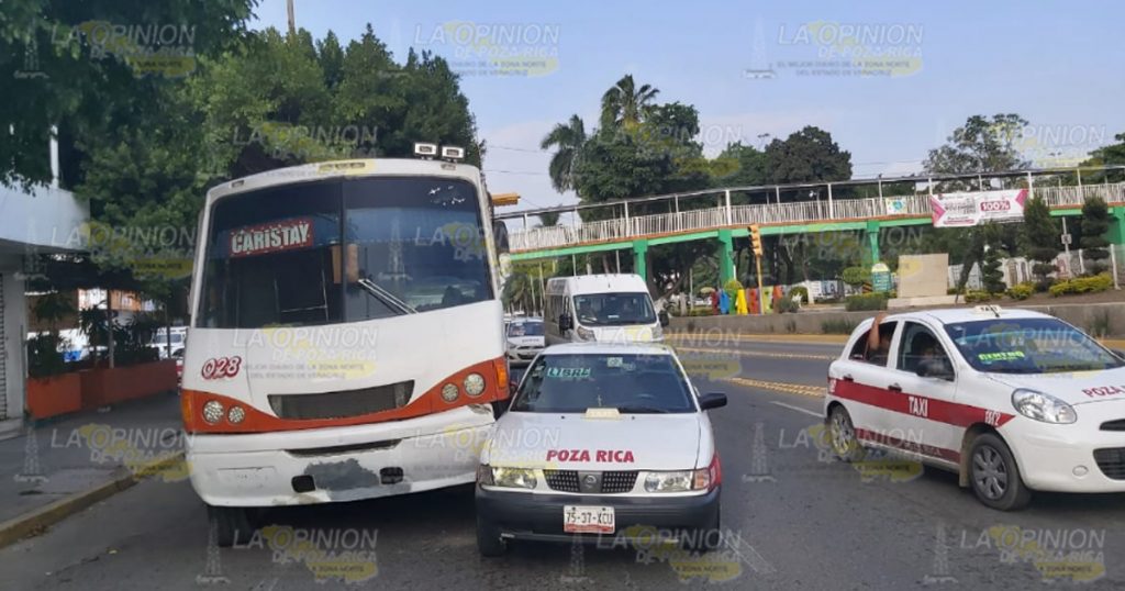 Taxista ocasiona choque sobre el bulevar Ruiz Cortines en Poza Rica