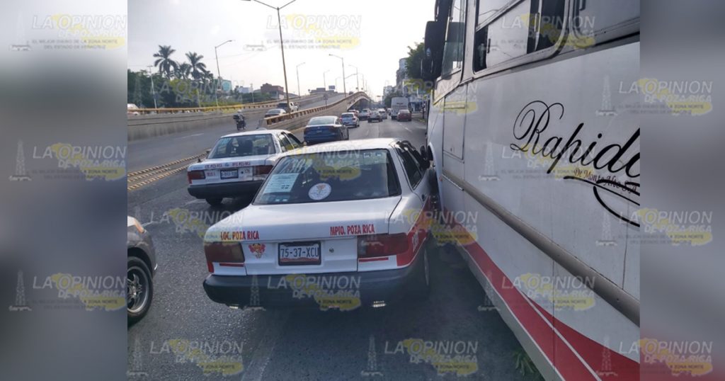 Taxista ocasiona choque sobre el bulevar Ruiz Cortines en Poza Rica