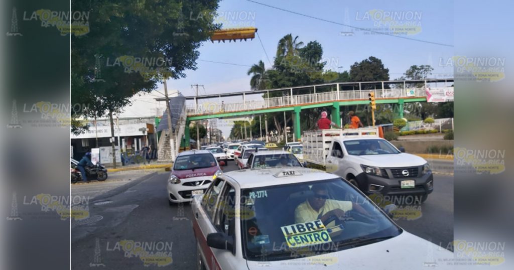Taxista ocasiona choque sobre el bulevar Ruiz Cortines en Poza Rica
