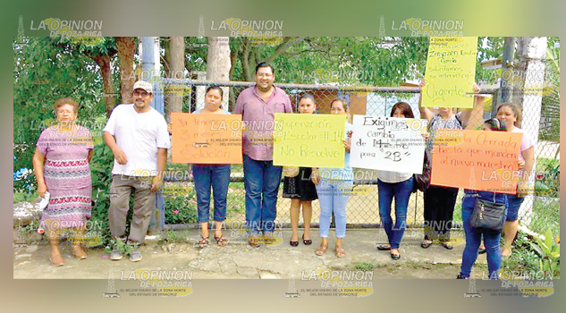 Toman escuela telesecundaria en Tecolutla