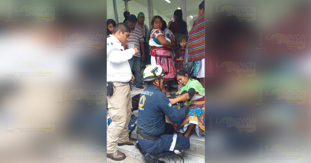 Trasladan a hospital a mujer que iba a cobrar su apoyo