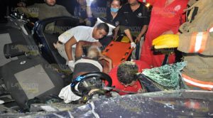Vehículo destrozado en aparatoso choque en Tlapacoyan