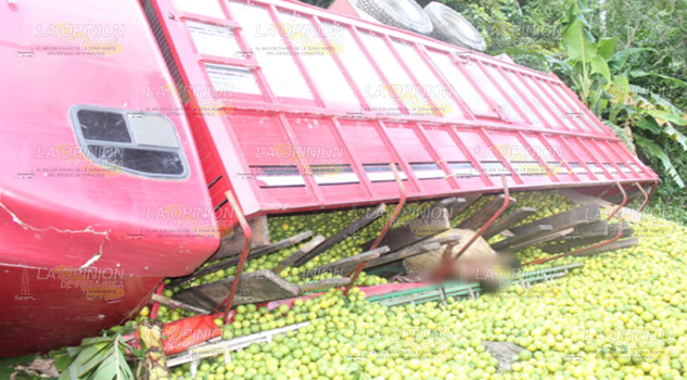 Tres personas mueren aplastadas por camión naranjero en la comunidad Las Cazuelas