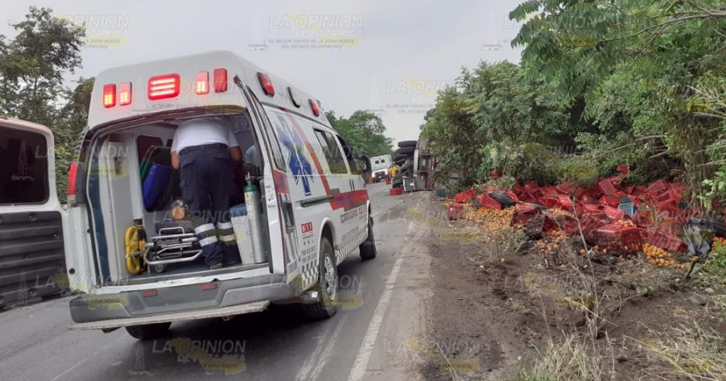 Vuelca tráiler cargado de fruta en la federal Tuxpan-Tampico