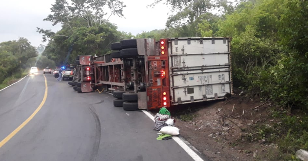 Vuelca tráiler en la curva de la Oreja