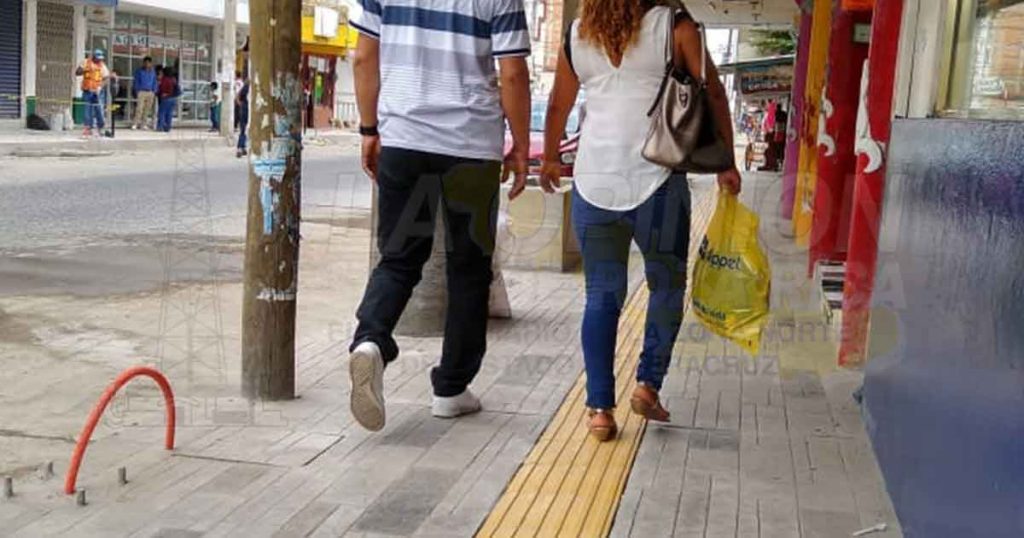 ¿Sabes para qué sirve esta banda en las banquetas del centro de Poza Rica?