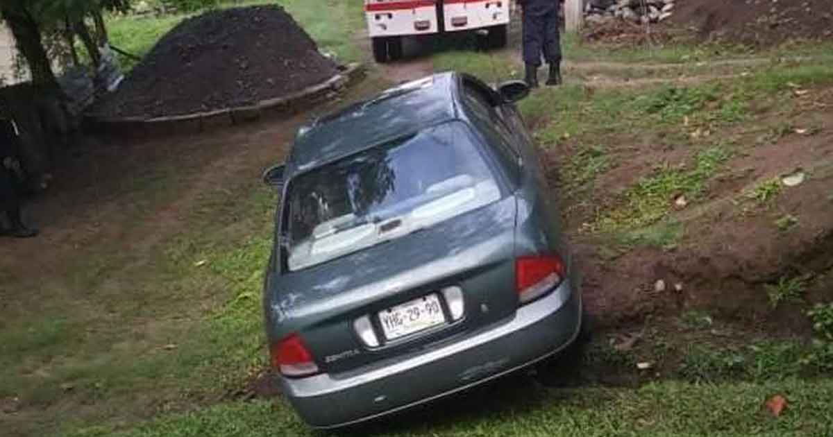 Cafre abandona su vehículo tras accidentarse en Martínez de la Torre