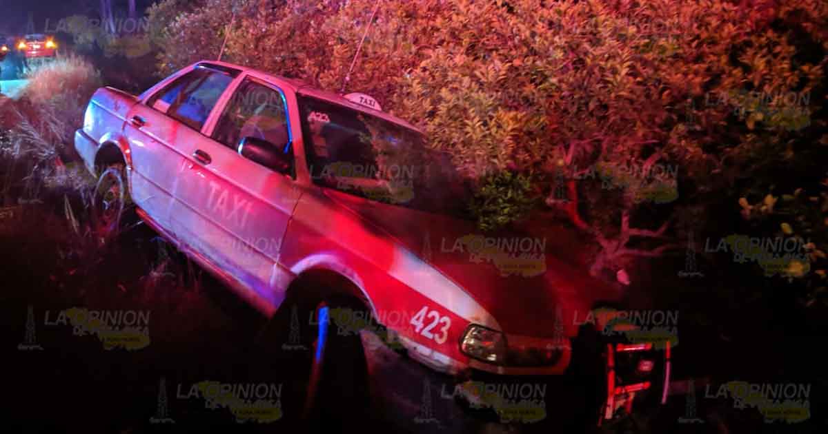 “Vocho”, hizo chuza con tres taxis