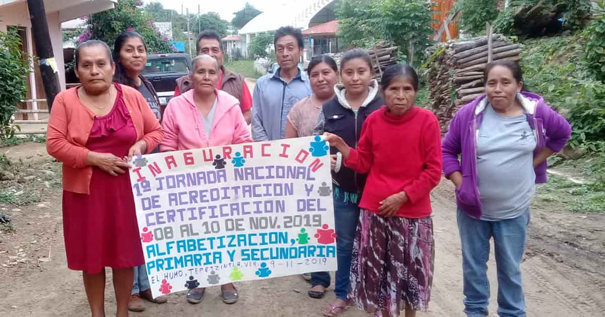 Van por certificados casi mil adultos de 11 municipios de la Zona Tuxpan: IVEA