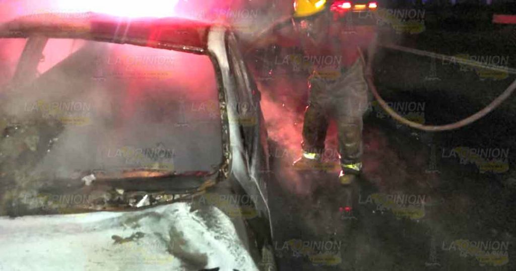 Choca y se incendia vehículo frente a la agencia de la Ford