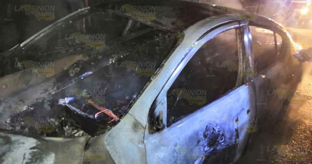 Choca y se incendia vehículo frente a la agencia de la Ford