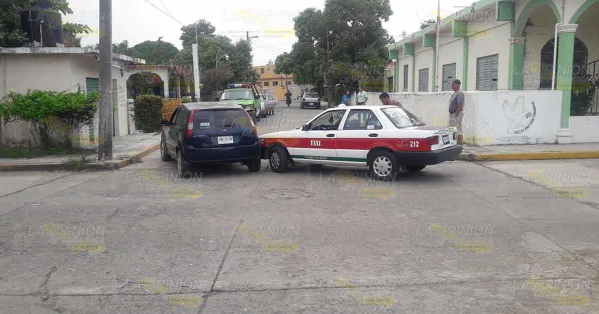 Fuerte choque en crucero de la Tamaulipas