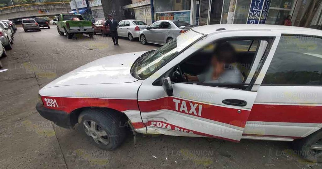 Chocan dos ruleteros en la colonia Tajín en Poza Rica
