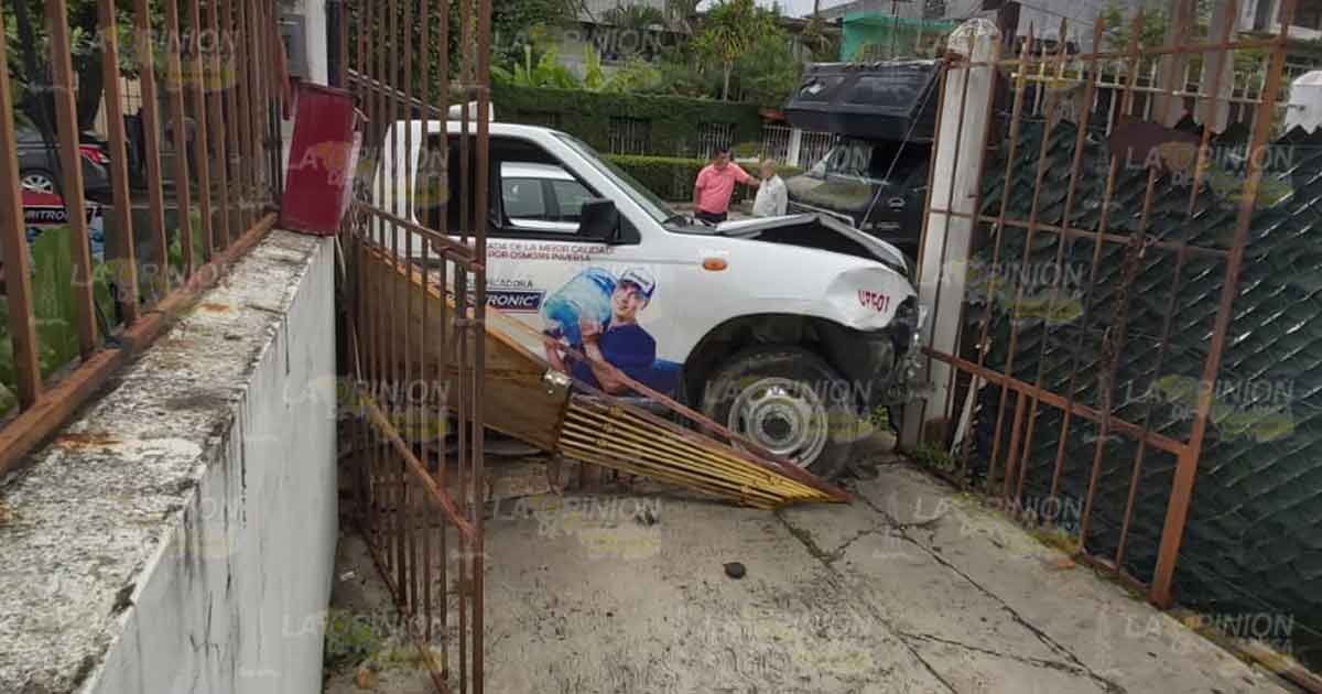 Choca contra una vivienda en Poza Rica