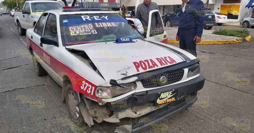 Chocan dos ruleteros en la colonia Tajín en Poza Rica