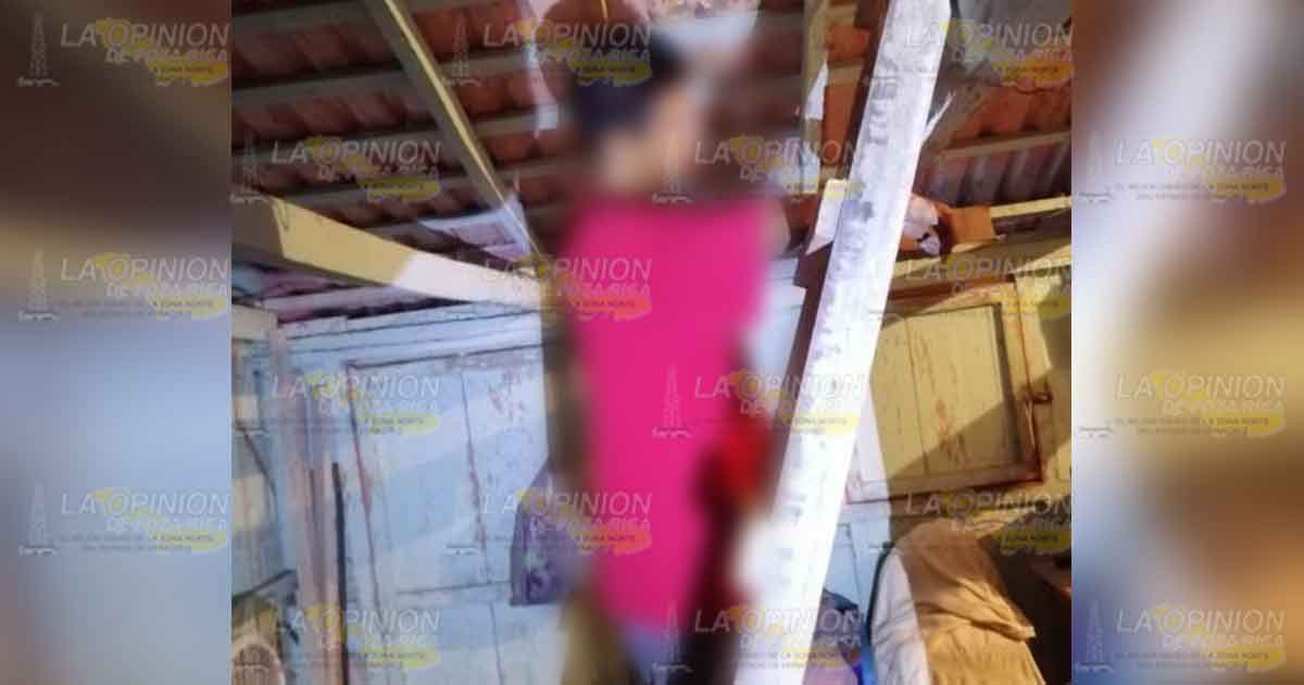 Albañil se colgó de una viga