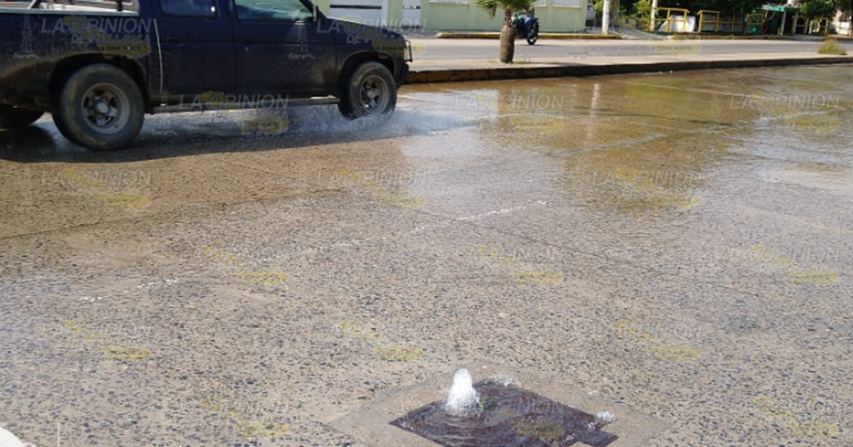 “Fuente” de CAEV en bulevar a la Petro, en Poza Rica Derrochan miles de litros de agua en fuga