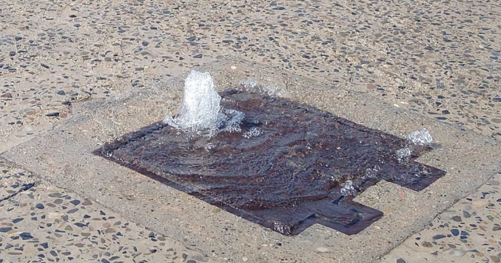 “Fuente” de CAEV en bulevar a la Petro, en Poza Rica Derrochan miles de litros de agua en fuga