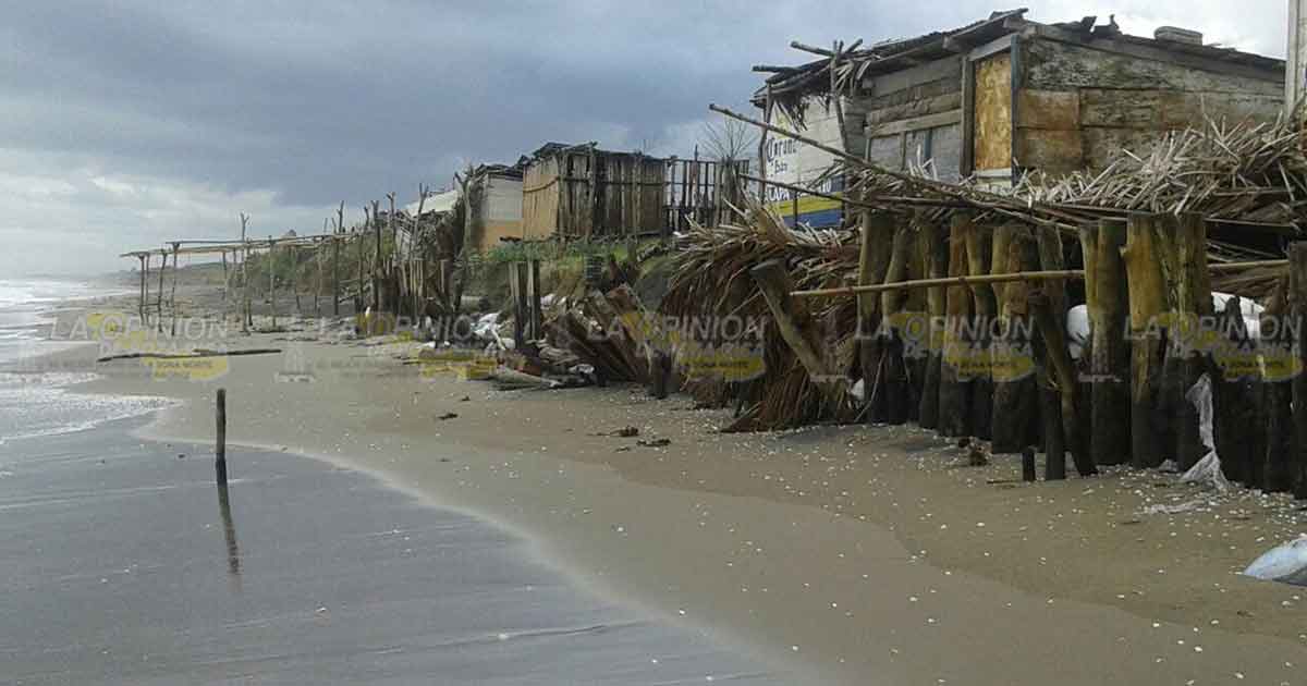 Norte arrasa palapas en Rancho Playa