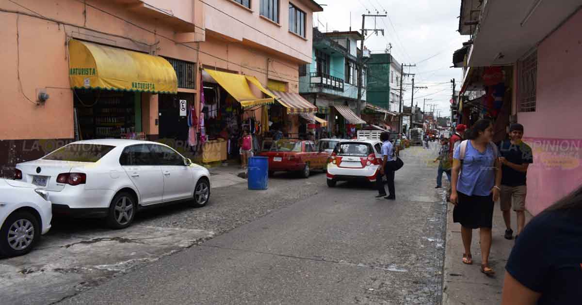 Liberan arteria de puestos ambulantes en Tlapacoyan
