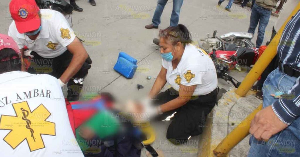 Motociclista se impacta contra camioneta en Poza Rica