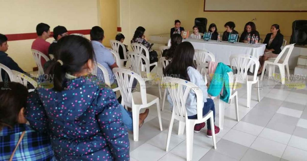 Historias extraordinarias, presentan libro escritos por niñas de primaria.