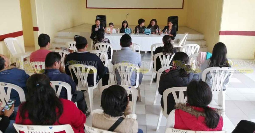 Historias extraordinarias, presentan libro escritos por niñas de primaria.