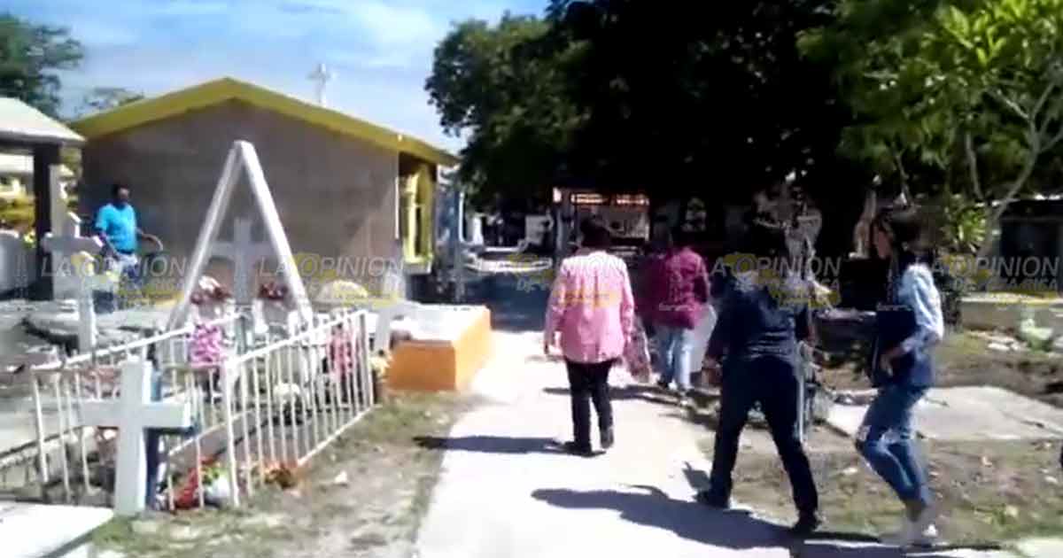 Notable presencia de familias al panteón en Pánuco