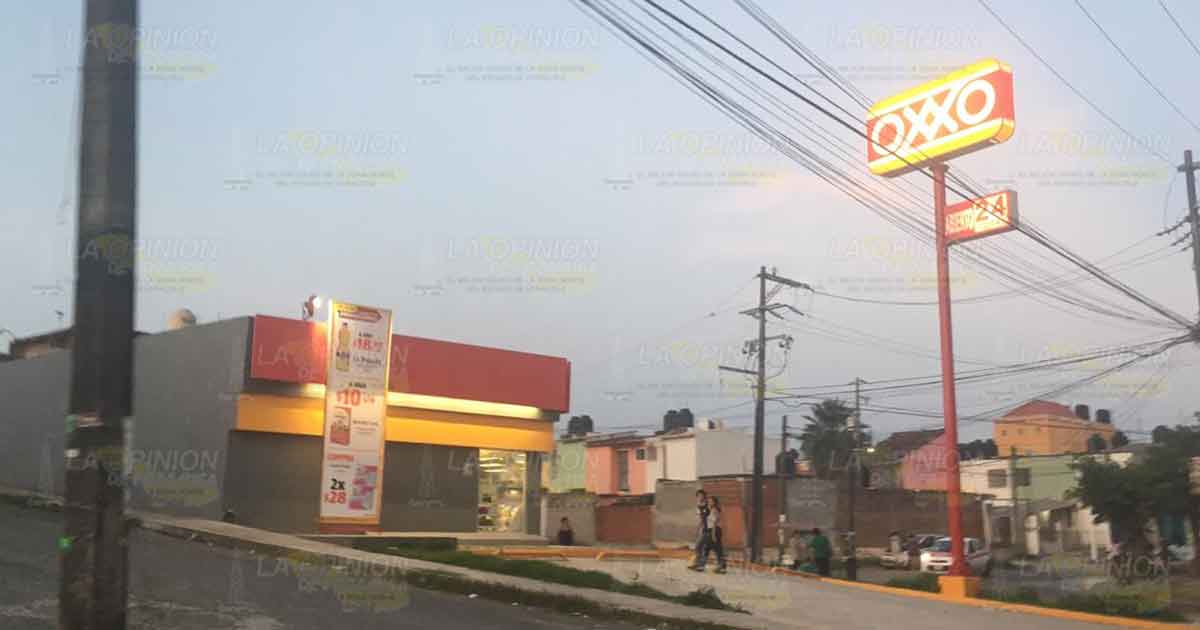 Asaltan Oxxo a plena luz del día