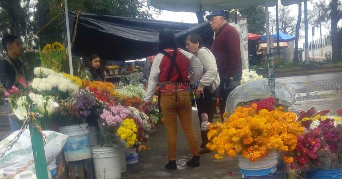 Inicia el arribo de personas a panteones