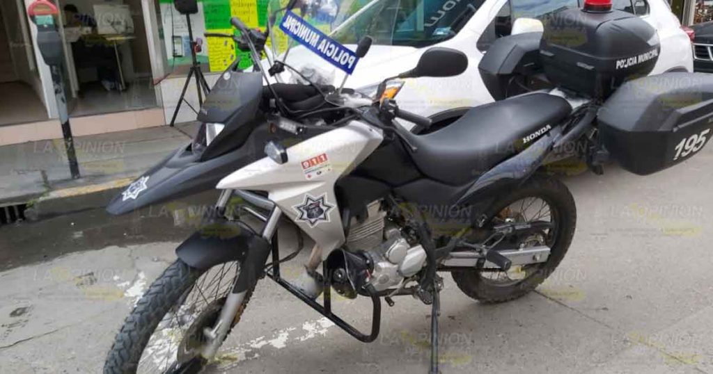 Motopatrullero atropella a un peatón y termina chocando contra un taxi