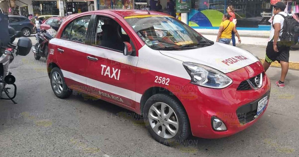 Motopatrullero atropella a un peatón y termina chocando contra un taxi
