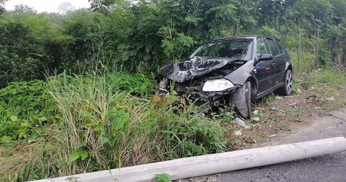 Chocan y abandonan el carro