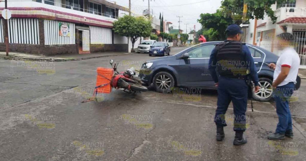 Repartidor de pollos herido en choque en Poza Rica