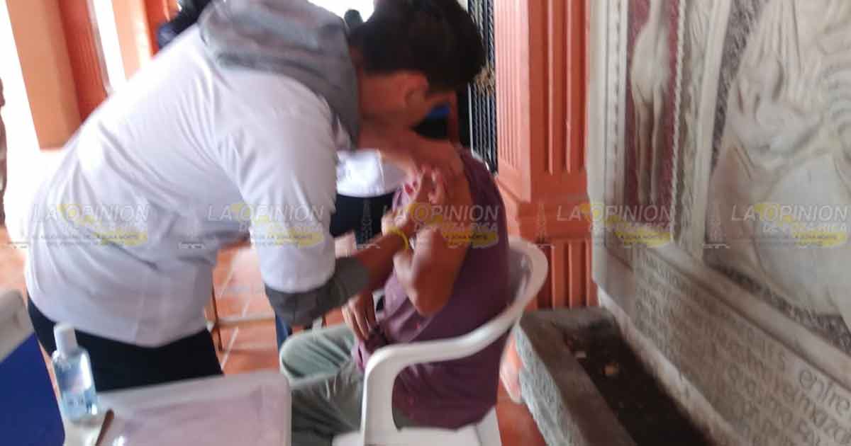 Protegen la salud de los empleados municipales de Coatzintla; Instalan puesto de vacunación