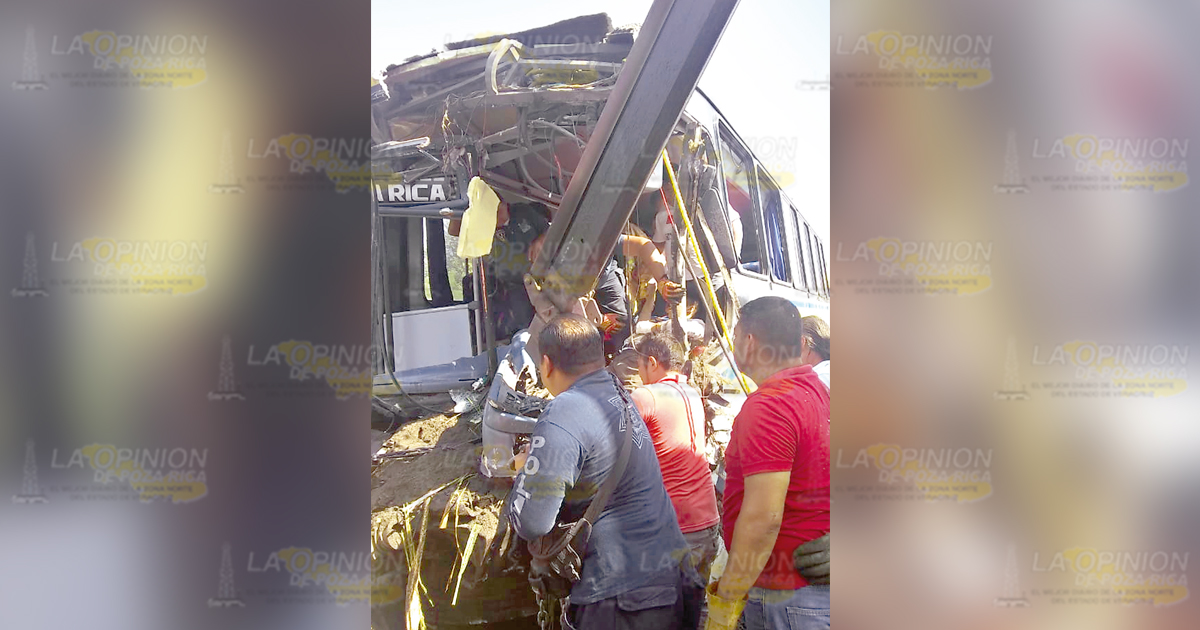 Chofer prensado en autobús, en la carretera federal Matamoros-Puerto Juárez