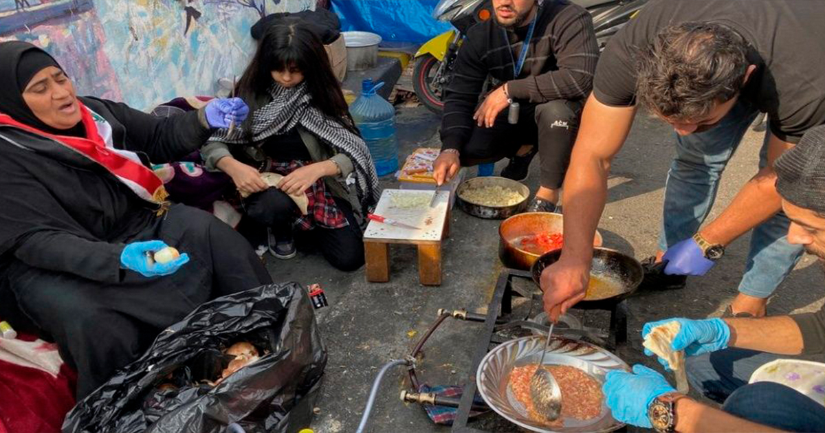 Multitud en Bagdad lincha a joven y lo cuelga de un semáforo