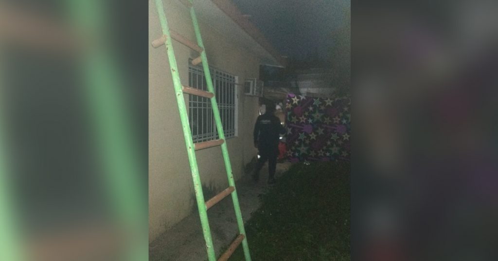 Humilde vivienda en Chinampa consumida por el fuego