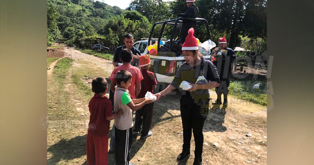 Policías municipales regalaron juguetes a infantes