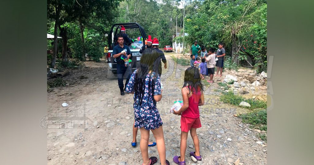 Policías municipales regalaron juguetes a infantes