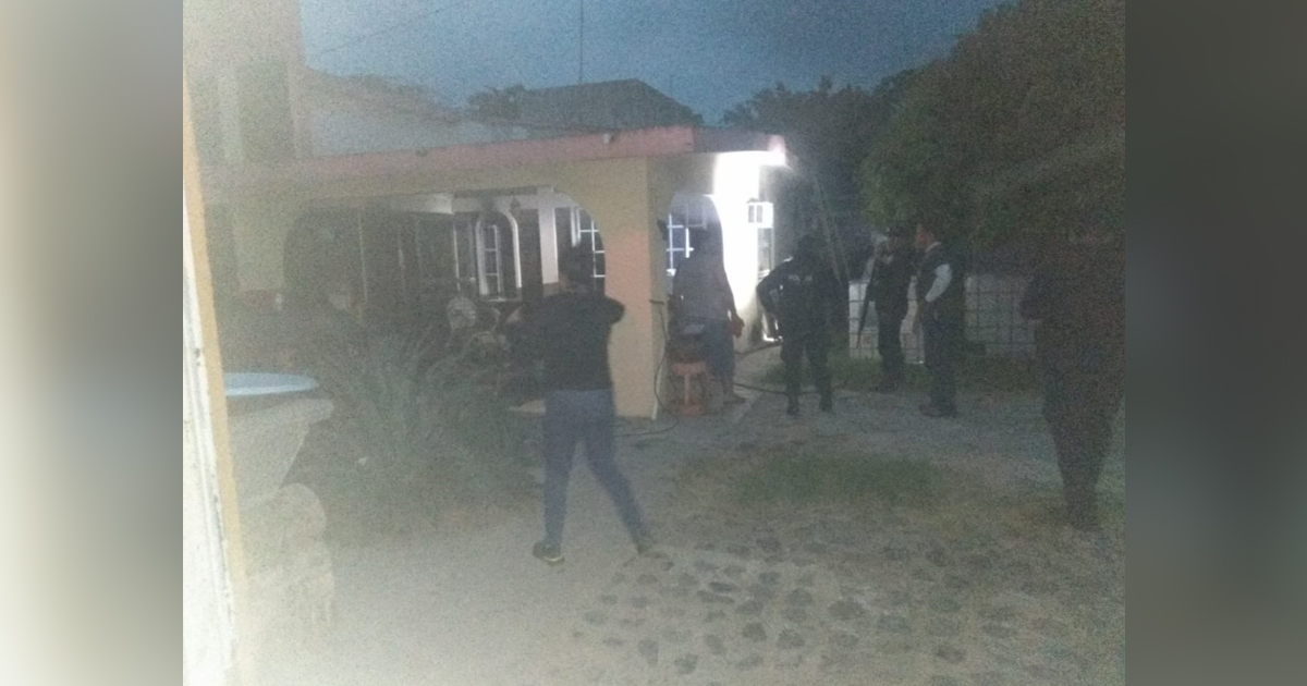 Humilde vivienda en Chinampa consumida por el fuego