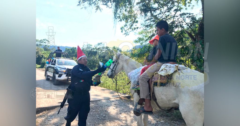 Policías municipales regalaron juguetes a infantes
