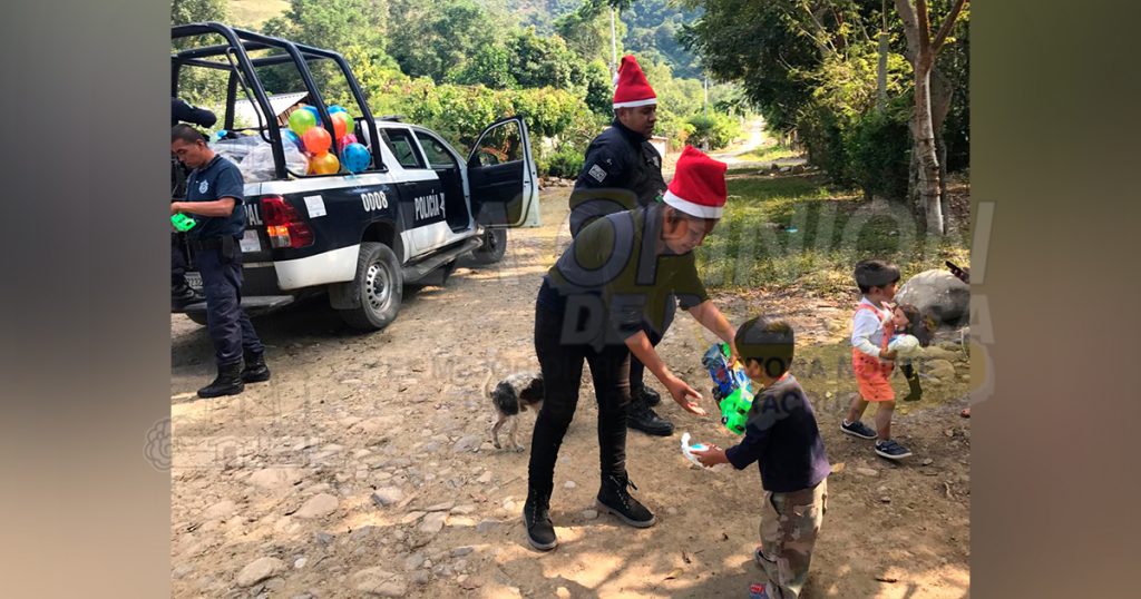 Policías municipales regalaron juguetes a infantes