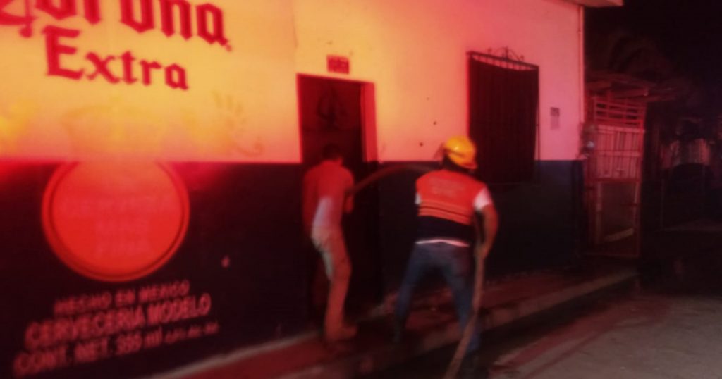 Arde en llamas “bar el anzuelo” en Álamo