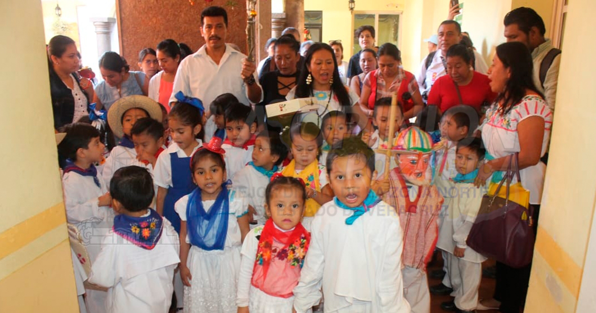 Preservan tradiciones, niños cantan la rama y villancicos