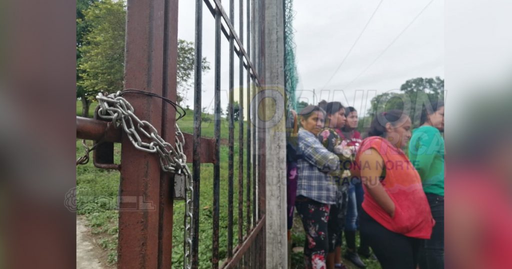 Exigen cambió de directora de primaria en Pacífico