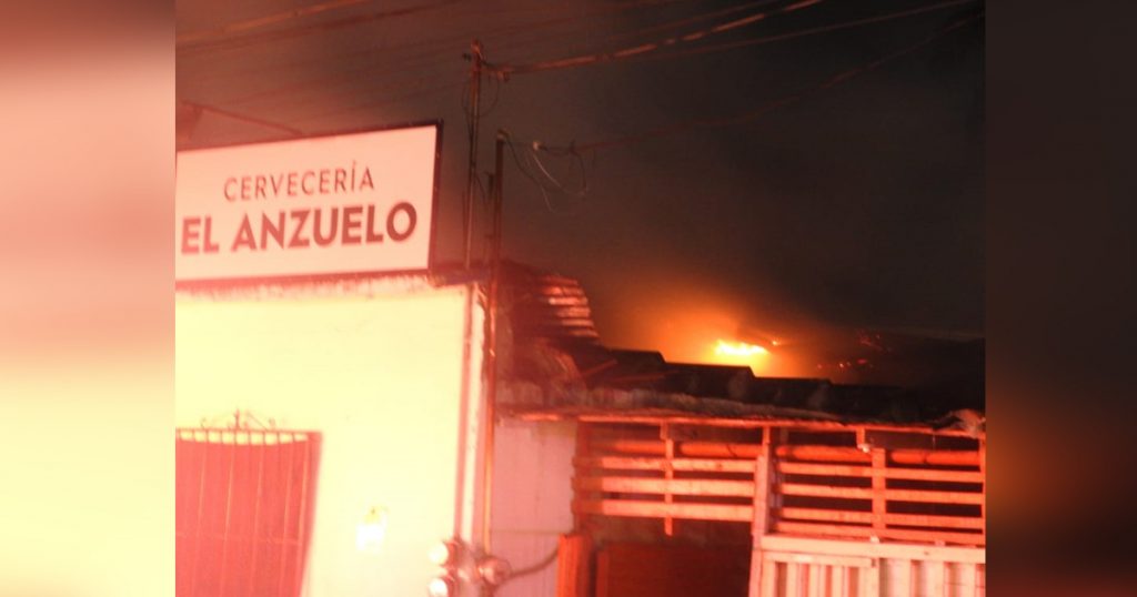 Arde en llamas “bar el anzuelo” en Álamo
